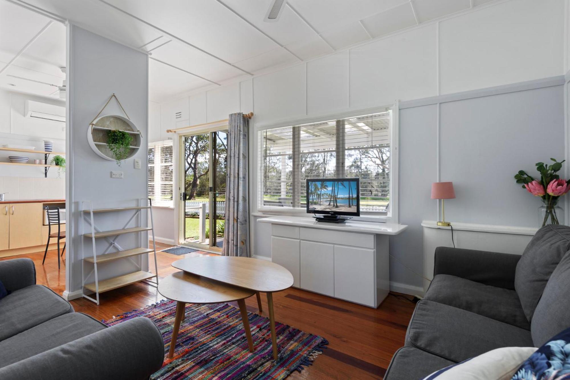 Calm Waters Waterfront Cottages Sussex Inlet Room photo